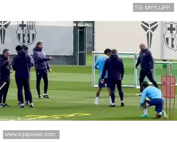 每体：弗里克与拉菲尼亚国家德比赛后宣布说话，安慰球员心情